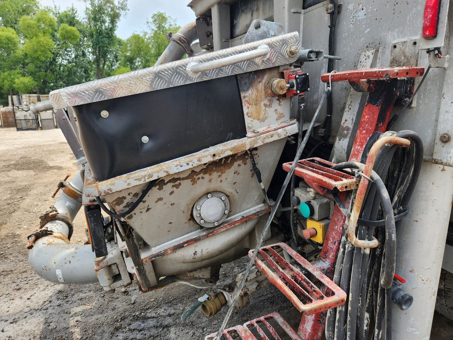 2013 Schwing 39m concrete pump on 2013 Peterbilt 320 truck