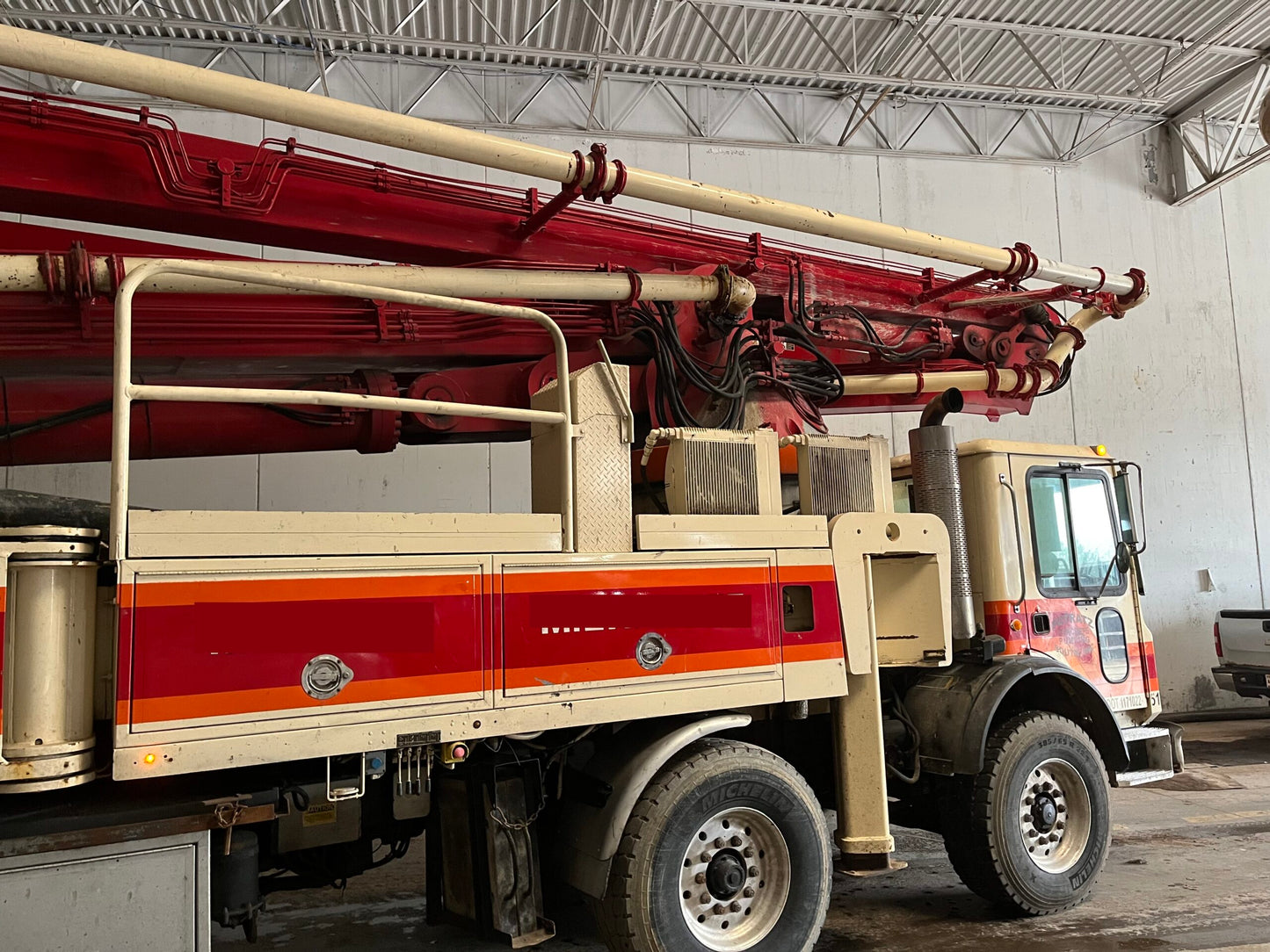 1999 Schwing 47m on 1999 Mack