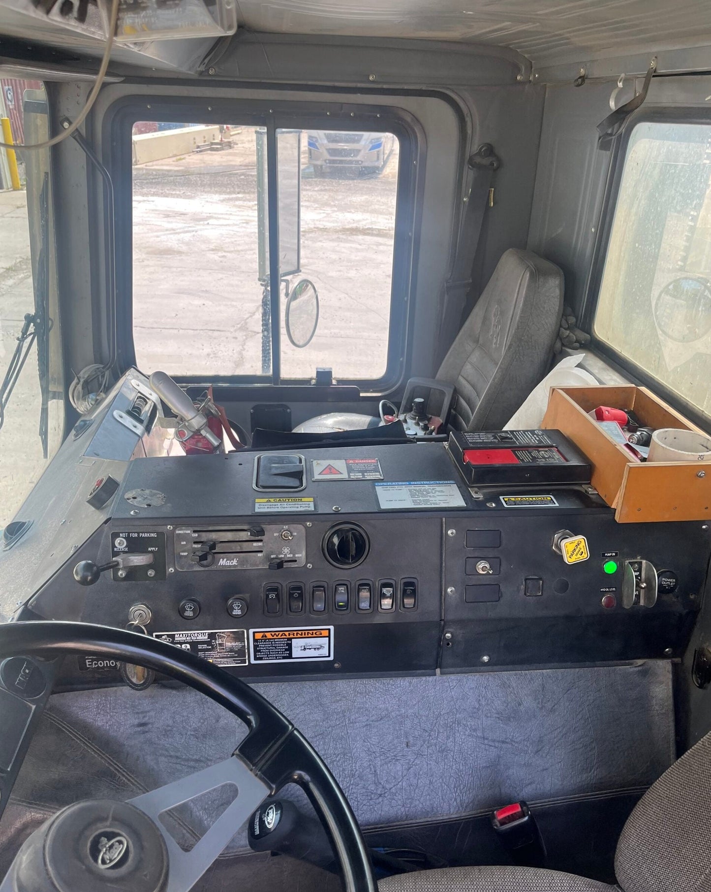 2005 Putzmeister 38m concrete pump on 2005 Mack truck