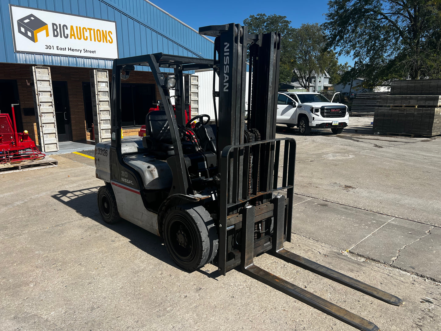 Nissan 6000lb Pneumatic Forklift with Side Shift
