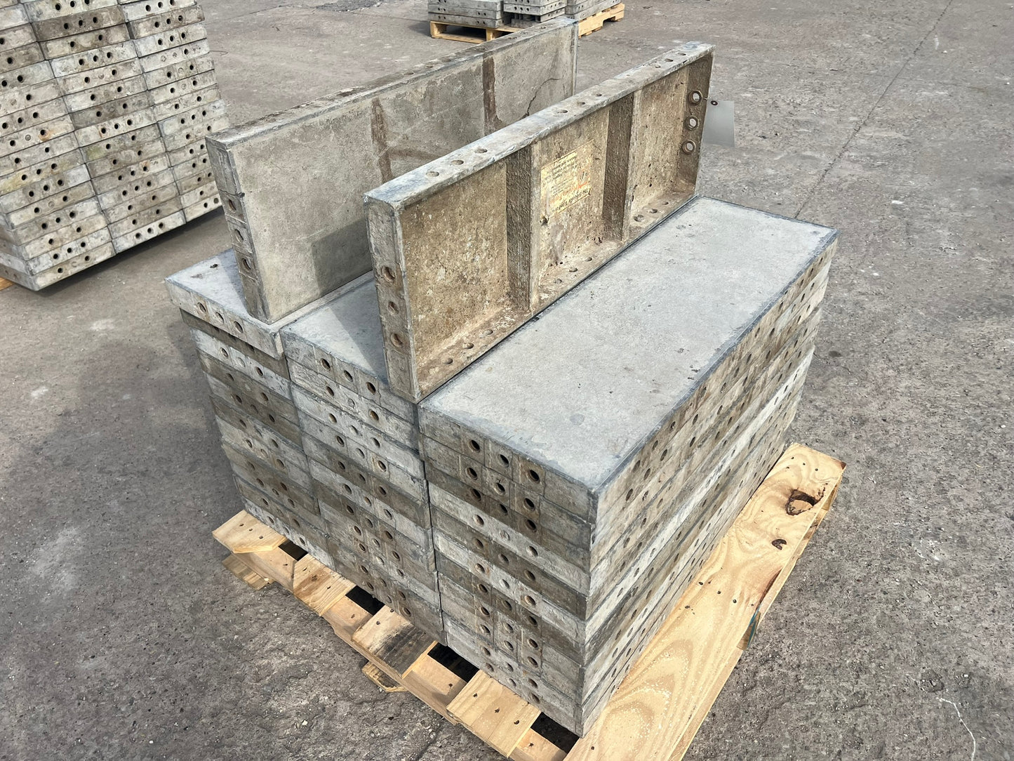 1' Cap Smooth Aluminum Concrete Forms