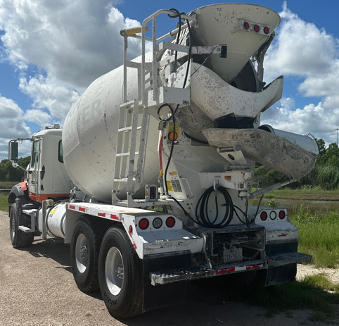 2016 Mack GU813 6X4 Concrete Mixer Truck