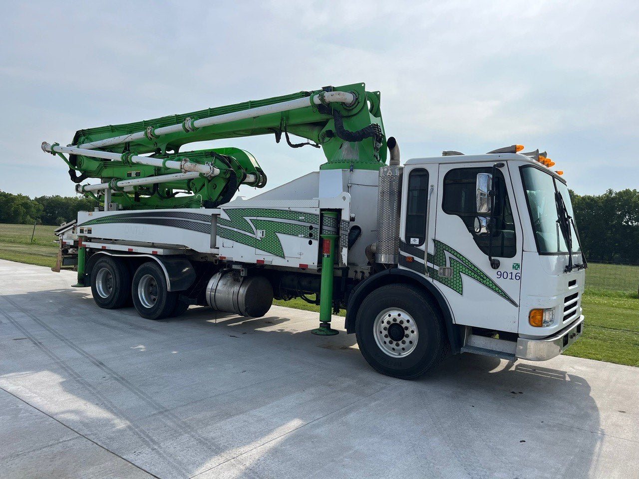 2008 KCP 32m on 2008 American LaFrance Concrete Pump Truck