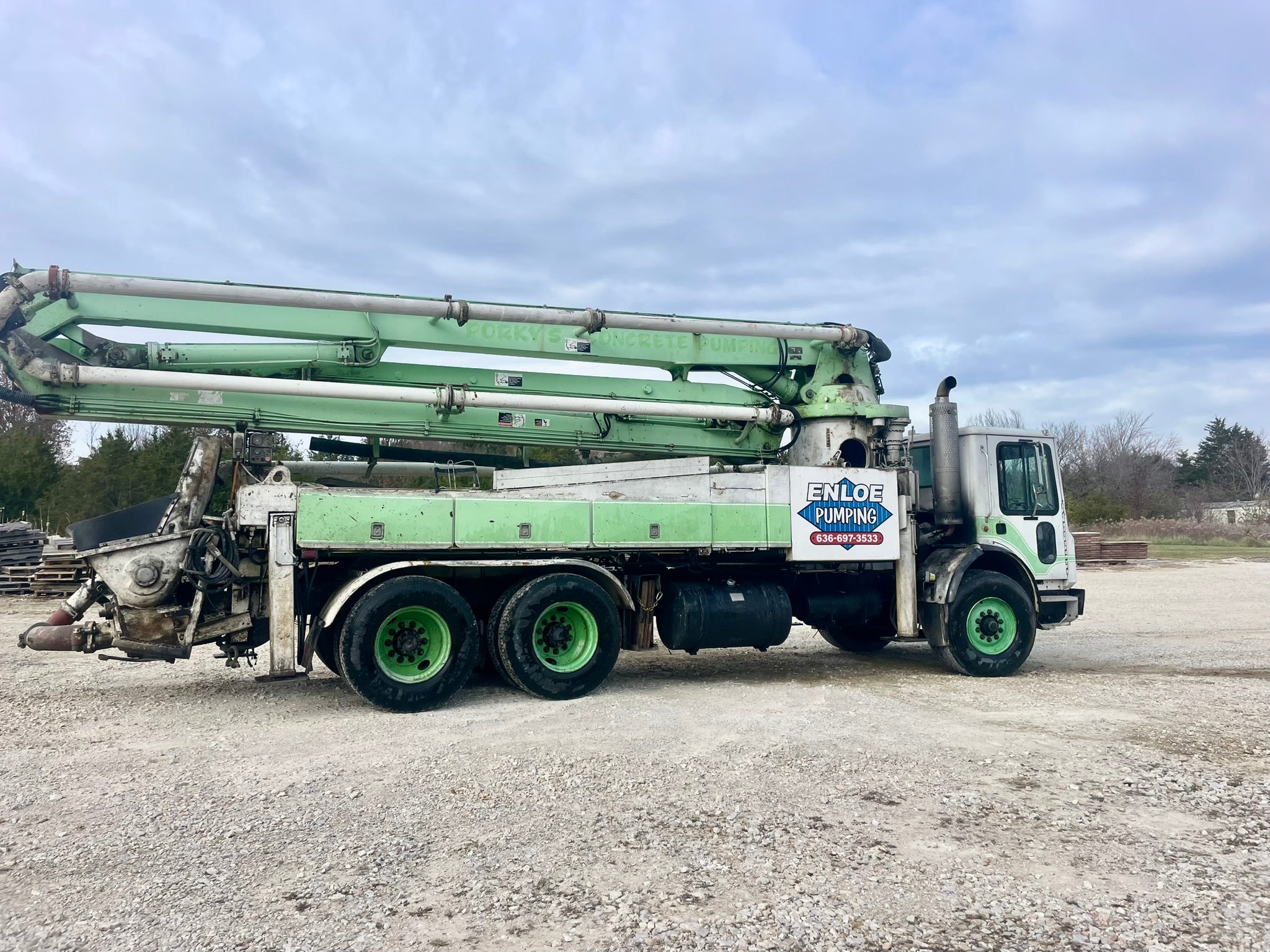 1995 Schwing 32XL Concrete Pump on 1995 Mack 6x4 Truck