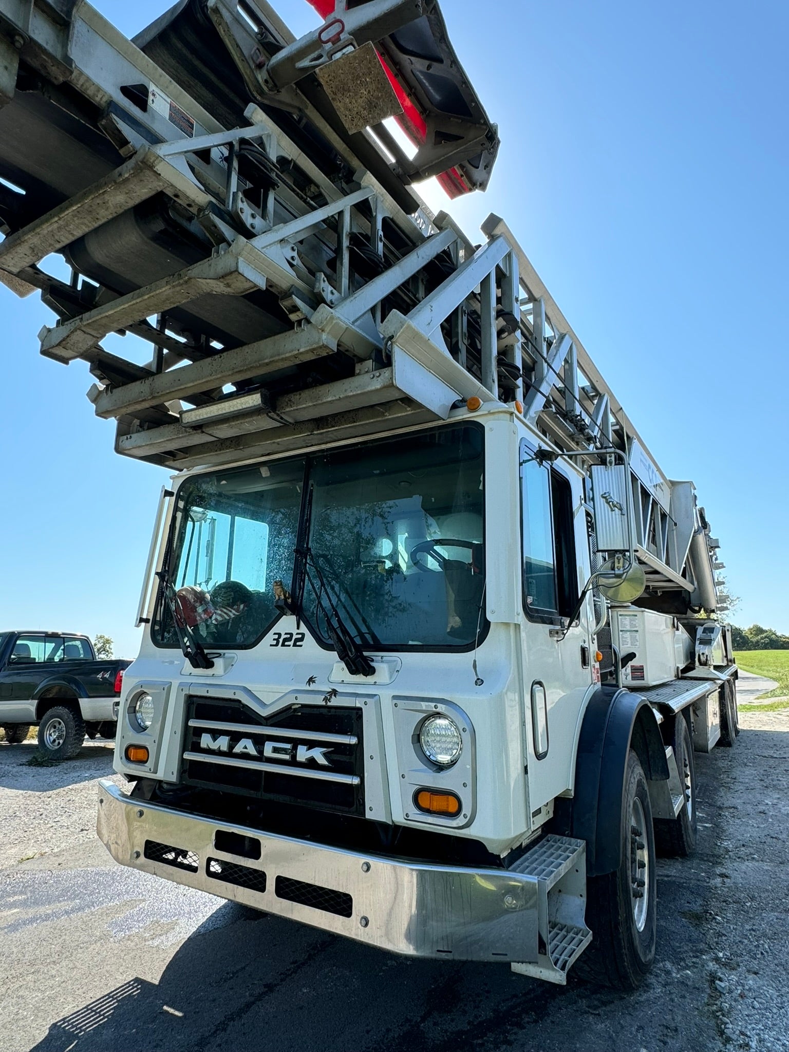 2014 LB 40 Loop Belt On 2014 Mack MRU Truck