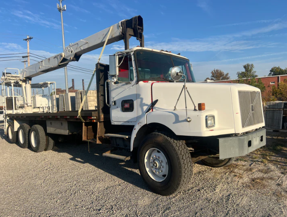 Fassi Straight Boom Crane Mounted on 2000 Volvo WG 8x6 Boom Truck